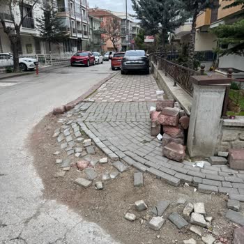 Kaldırımlarda Araç Parkı Çocuk Güvenliğini Tehlikeye Atıyor