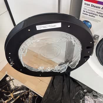 İlk Kullanımda Patlayan Camlı Çamaşır Makinesi Çocuk Güvenliğini Tehdit Ediyor