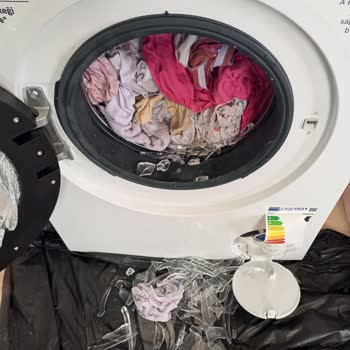 İlk Kullanımda Patlayan Camlı Çamaşır Makinesi Çocuk Güvenliğini Tehdit Ediyor