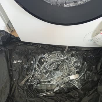 İlk Kullanımda Patlayan Camlı Çamaşır Makinesi Çocuk Güvenliğini Tehdit Ediyor