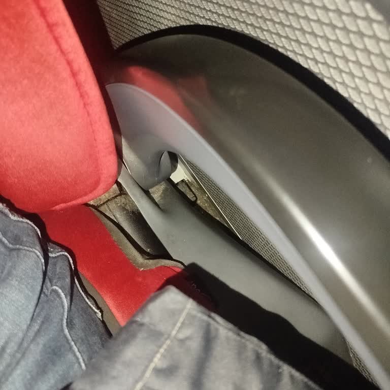 Bozuk Koltuk Mekanizması Ve Eksik Emniyet Kemerinden Güvenlik Endişesi