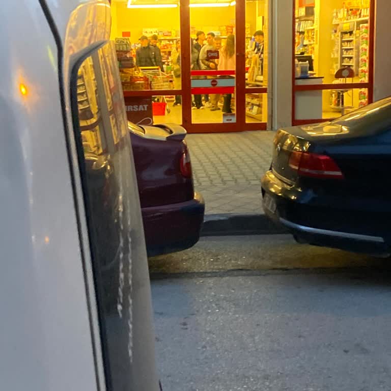 Yoğun Saatlerde Kasa Açılmadığı İçin Personelin İlgisiz Ve Saygısız Tutumu