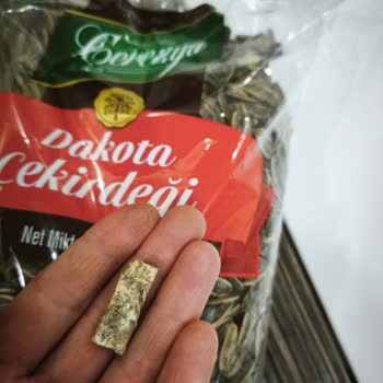 A101 Şubesinde Çekirdek Paketi İçinde Sigara İzmariti Bulundu