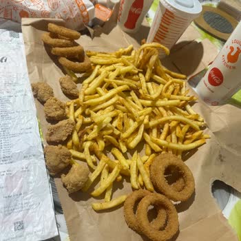Popeyes Kayseri Şubesinde Bayat Hamburger Ve Kaba Personel Davranışı
