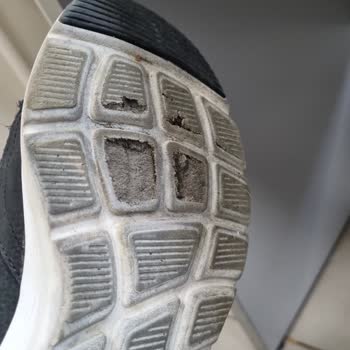 Skechers Ayakkabısının Tabanı 7 Ayda Dökülerek Kullanılamaz Hale Geldi