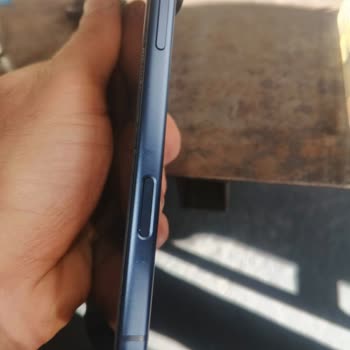 Kamera Düğmesi Ve Hoparlör Bölgesindeki Renk Değişimi Ve Beyaz Noktalar: Ücretsiz Değişim Talebi