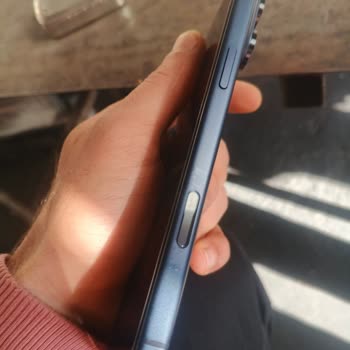 Kamera Düğmesi Ve Hoparlör Bölgesindeki Renk Değişimi Ve Beyaz Noktalar: Ücretsiz Değişim Talebi