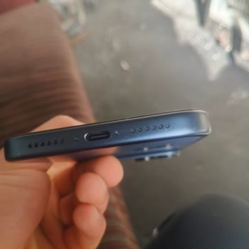 Kamera Düğmesi Ve Hoparlör Bölgesindeki Renk Değişimi Ve Beyaz Noktalar: Ücretsiz Değişim Talebi