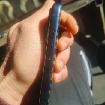 Kamera Düğmesi Ve Hoparlör Bölgesindeki Renk Değişimi Ve Beyaz Noktalar: Ücretsiz Değişim Talebi