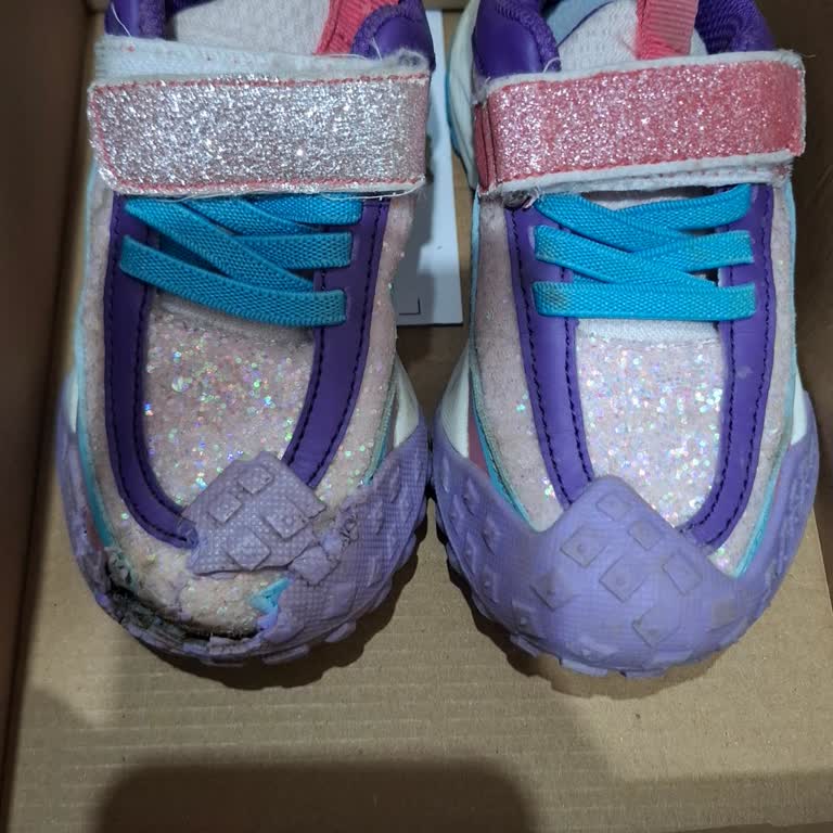 İndirimli Çocuk Ayakkabısının Hızlı Bozulması Ve Mağazanın Yardımsız Tutumu