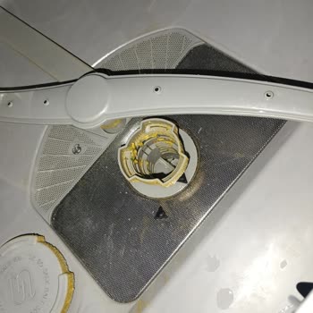 Bosch Bulaşık Makinesi İç Kısmı Yağlı, Servis Normal Diyor, Ücretsiz Tamir İstiyorum