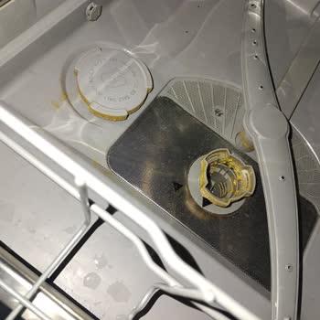 Bosch Bulaşık Makinesi İç Kısmı Yağlı, Servis Normal Diyor, Ücretsiz Tamir İstiyorum