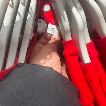 LCW Balıkesir Mağazasında 8‑14 Yaş Reyonunda Ürün Eksikliği Ve İlgisiz Çalışan