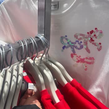 LCW Balıkesir Mağazasında 8‑14 Yaş Reyonunda Ürün Eksikliği Ve İlgisiz Çalışan