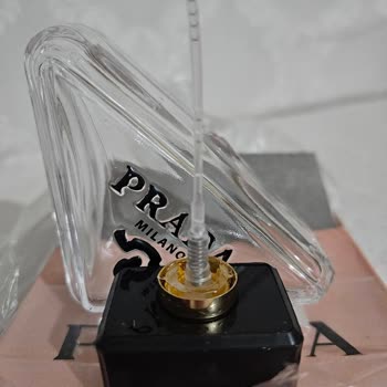 Kırık Prada Paradoxe Parfüm Şişesi Ve Cevapsız WhatsApp Yanıtı