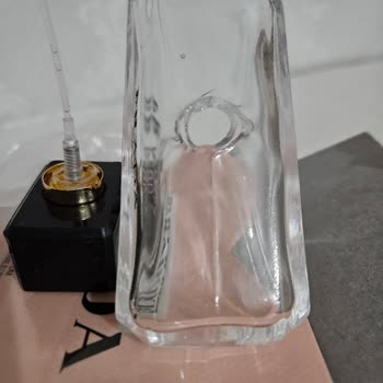 Kırık Prada Paradoxe Parfüm Şişesi Ve Cevapsız WhatsApp Yanıtı