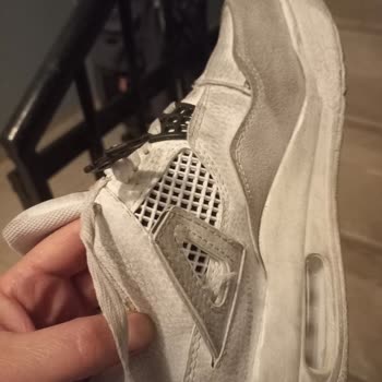 Ayakkabının Bağcıkları İlk Ayda Kırıldı, Mağaza İadeyi Reddediyor