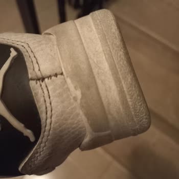 Ayakkabının Bağcıkları İlk Ayda Kırıldı, Mağaza İadeyi Reddediyor