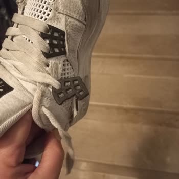 Ayakkabının Bağcıkları İlk Ayda Kırıldı, Mağaza İadeyi Reddediyor