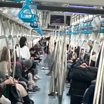 Marmaray Vagonundaki Sarhoş Yolcular Ve Acil Bildirim Eksikliği