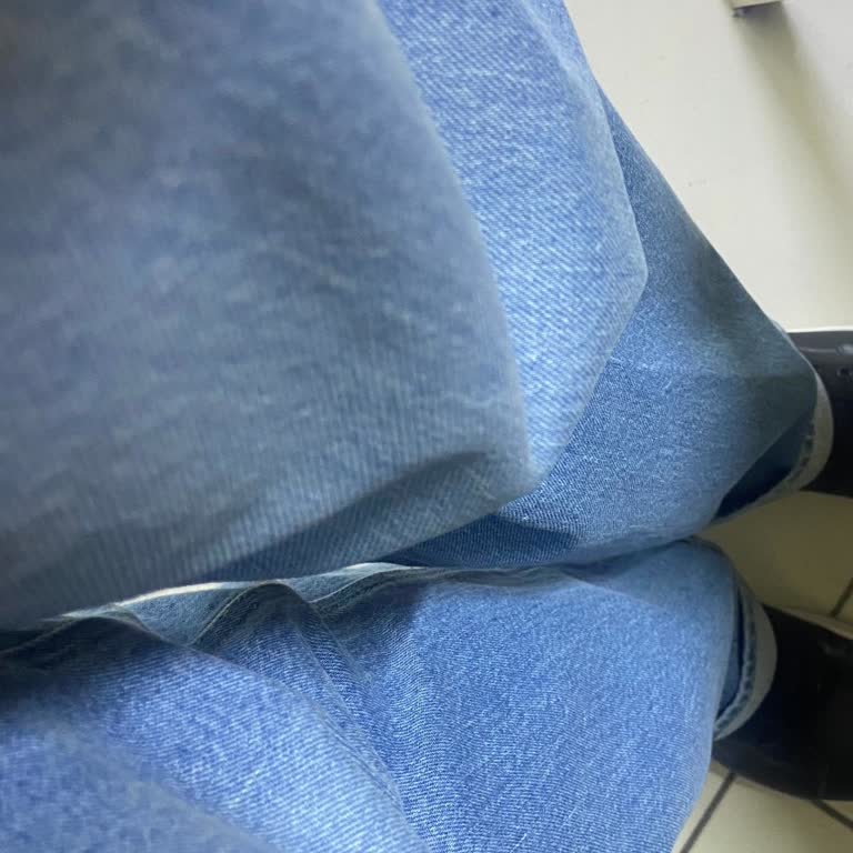 Mavi Pantolonunda Kalıcı Diz İzi Ve Hızlı Genişleme