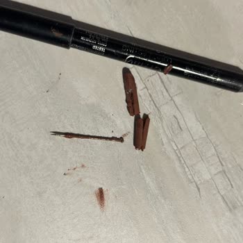 Dudak Kaleminde Gizli İğne: Hijyen Ve Güvenlik Tehlikesi
