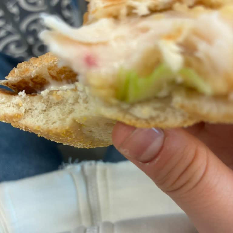 Popeyes Tavuk Burgerinde Bilinmeyen Kırmızı Nesne Ve Hijyen Şikayeti