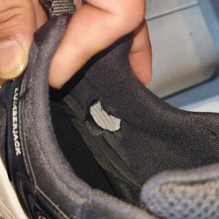 Ayakkabının İç Kısmı Yırtıldı, Değişim Talebim Reddedildi Ve Saygısız Tutum