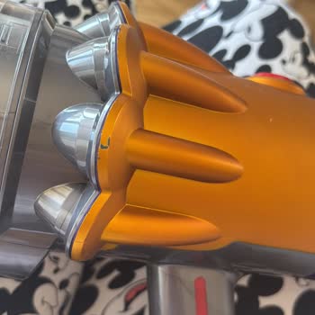 Dyson V12 Süpürge Serviste Hasarlı Geri Dönüş Ve Kapanmayan Hazne Kapak Sorunu