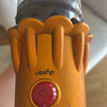 Dyson V12 Süpürge Serviste Hasarlı Geri Dönüş Ve Kapanmayan Hazne Kapak Sorunu