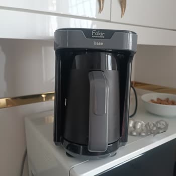 Ayıplı Kahve Makinesi Kahveyi Taşıyor Ve Mutfak Kirleniyor