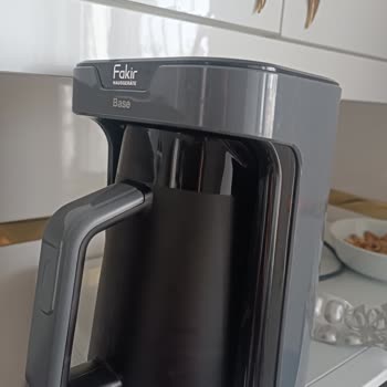 Ayıplı Kahve Makinesi Kahveyi Taşıyor Ve Mutfak Kirleniyor