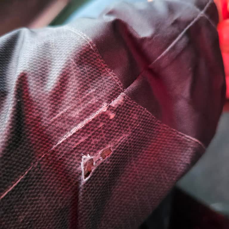 Decathlon Montunun Fermuar Bölgesinde Erken Aşınma Ve Deformasyon