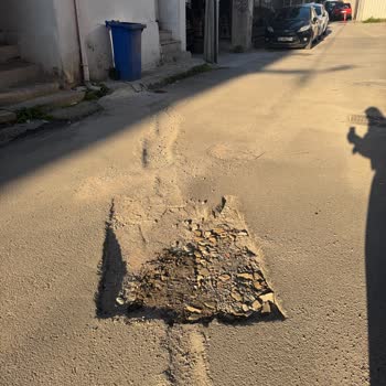 Mahmudiye Sokakta Açık Çukur Araçların Lastiklerine Ve Güvenliğine Tehdit