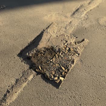 Mahmudiye Sokakta Açık Çukur Araçların Lastiklerine Ve Güvenliğine Tehdit