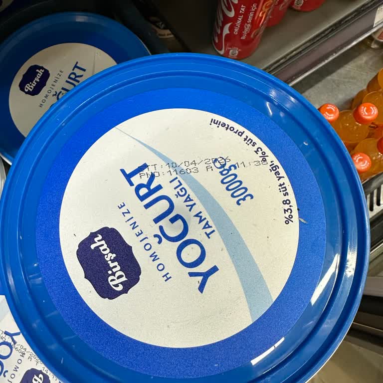 Son Kullanma Tarihi Geçmiş Yoğurtların Satışı Ve Çalışan Umursamazlığı