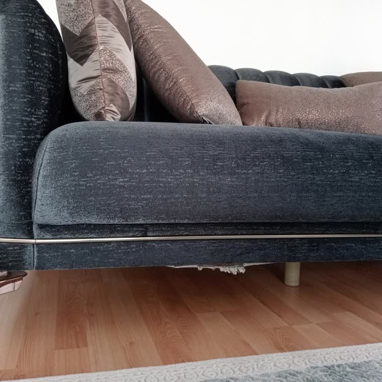 Koltuk Takımının Alt Şilt Örtüsü Sökük Çözüm Bekleniyor