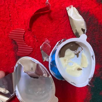 Sürpriz Yumurtada Çikolata Parçalanması Ve Oyuncak Eksikliği