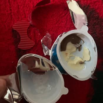 Sürpriz Yumurtada Çikolata Parçalanması Ve Oyuncak Eksikliği