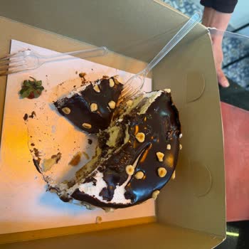 Siirt Biscotti Yenimahalle Şubesi Bayat Doğum Günü Pastasıyla Mide Bulantısı Ve Karın Ağrısı Yarattı