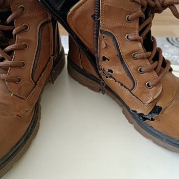 İki Yıllık Garantili Çocuk Botu 15 Gün İçinde Kullanılamaz, Üretim Hatası Yok Diyorlar