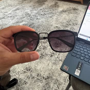 Dayanıklılık Sözleri Boşa, Gözlük Camları Hemen Çizildi