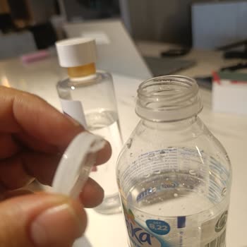 Şaka 0,5 Litre Su Şişelerinin Keskin Kapakları Sağlık Riski Taşıyor