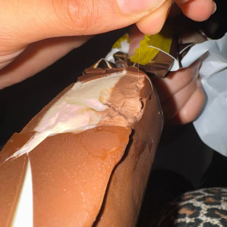 Denizli Çakmak BİM Şubesindeki Adora Dondurmasında Kil Çıktı Sağlık Riski Ve İade Talebi