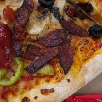 Yanık Sosisli Pizza Ve Kötü Hizmet İçin Para İadesi Talebi
