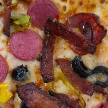 Yanık Sosisli Pizza Ve Kötü Hizmet İçin Para İadesi Talebi