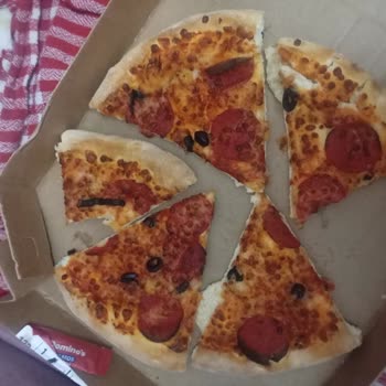 Domino’s Güneşli Şubesinde Süperix Pizza Malzemeleri Görseliyle Uymuyor
