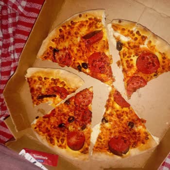 Domino’s Güneşli Şubesinde Süperix Pizza Malzemeleri Görseliyle Uymuyor