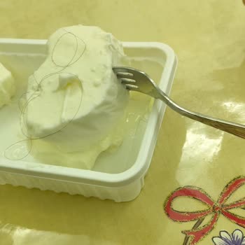 Bim Şubesinden Aldığım Dondurmanın İçinde Uzun Siyah Kıl Çıktı Ve Gıda Güvenliği Endişesi