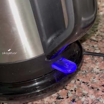 Fakir Selftea Çaycı Çayı Demlemiyor, Işık Olduğu Yerden Su Akıtıyor!